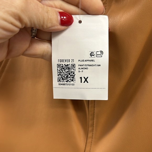 PLUS SIZE Faux Leather Ankle Pants Size 1X - Picture 4 of 8